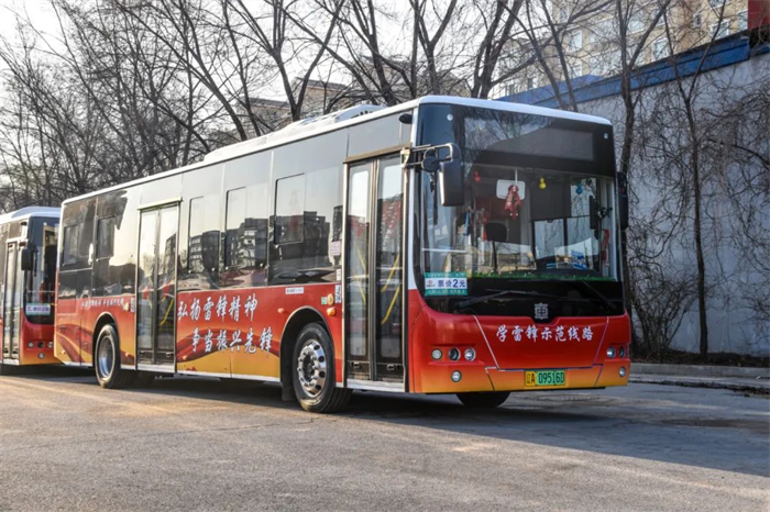 近日，沈阳公交量身打造的“学雷锋示范线路”主题公交上线运营，中车电动C10化身雷锋精神“宣讲员”，穿行于沈阳大街小巷，成为弘扬时代新风的闪亮名片。