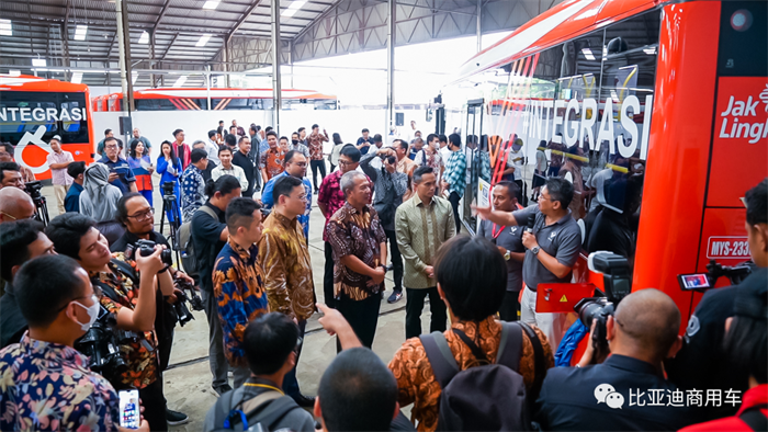 近日，比亚迪印尼当地电动大巴经销商VKTR集团正式将22辆电动大巴K9交付给当地巴士公司Mayasari，该批次大巴投入运营后，将进一步助力当地公共交通领域的绿色低碳发展。