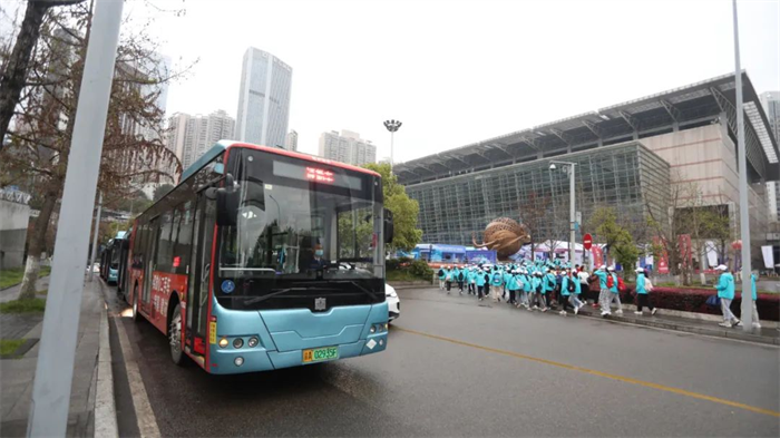 践行双碳战略，再造绿色“顶流”。3月19日，2023重庆马拉松赛事拉开激情战幕！伴随发令枪一声鸣响，30000名马拉松跑者鱼贯而出，在全程42.195公里的赛道上，用汗水与拼搏，挑战自我、超越极限，彰显新时代竞技风采。