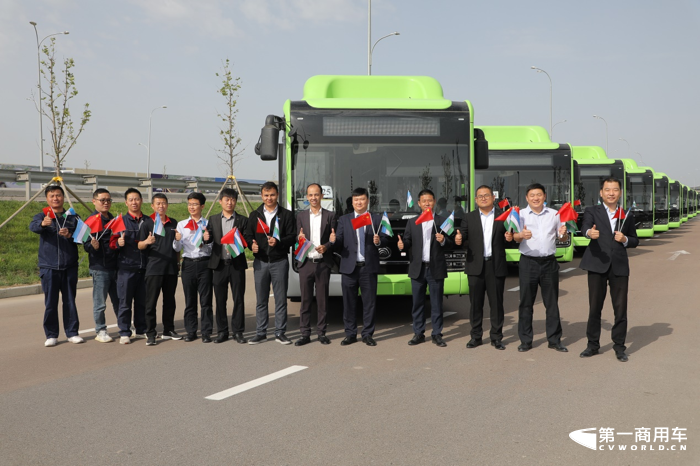 4月8日，中国出口乌兹别克斯坦800辆宇通客车首批车辆交付仪式在该国首都塔什干市新乌兹别克斯坦公园内举行，塔什干市长沙夫卡特·乌姆尔扎科夫，乌兹别克斯坦交通部、内务部多位领导，塔什干公交集团主席、宇通客车代表共同出席交车仪式。