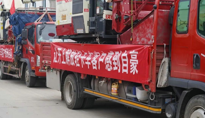 解放轻卡载连云港江丰收割机出征！.jpg