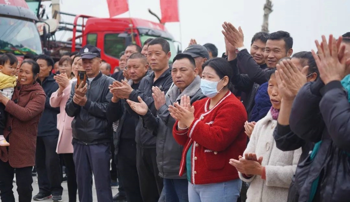 解放轻卡载连云港江丰收割机出征！5.jpg