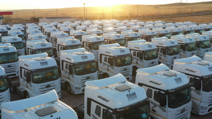 百輛解放J7牽引車(chē)首次出口海外1.png