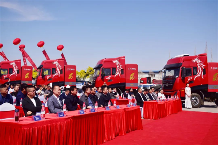 5月10日，“气领天山 东风创富”东风新汽13L CNG系列牵引车新品发布会在新疆乌鲁木齐举行。