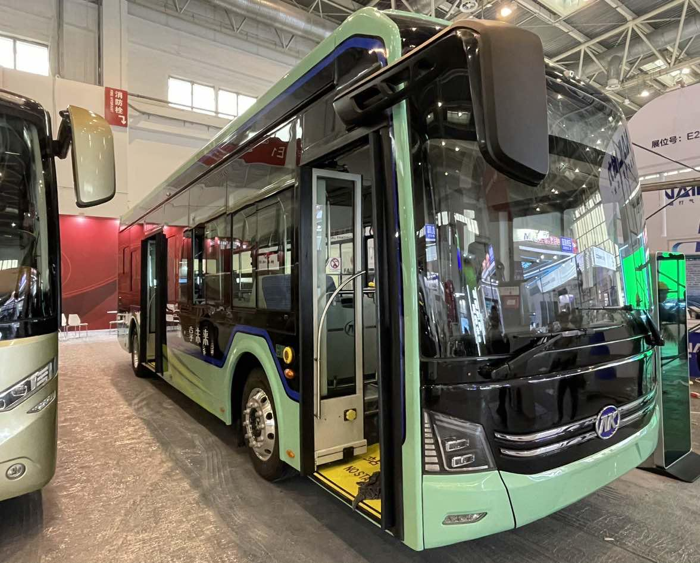 【第一商用车网 原创】5月17日至5月19日，2023北京国际道路运输车辆展将在北京中国国际展览中心（顺义馆）拉开帷幕。笔者提前一天探访了展会现场，到笔者离开时，场馆仍处于紧张的准备阶段。不过，从会场外展车的数量、类型和会场内的布置情况，仍能得到不少信息。