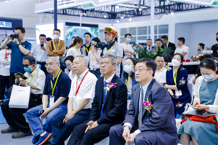 5月17日，为期三天的2023道路运输车辆展在北京中国国际展览中心（顺义馆）隆重开幕，本届展会以“智能低碳，推动道路运输产业绿色发展”为主题，重点展示了道路运输领域整车及零部件在新能源、智能化和数字化方面的最新科技成果和创新产品。