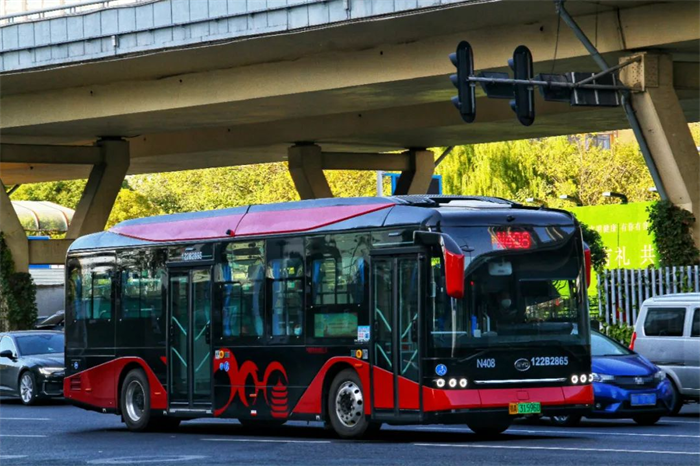 比亚迪纯电动公交车B10自2022年底投运武汉，目前已在旅游专线、通勤公交等场景高效运营，以绿色科技、全新设计融入这座英雄的城市。