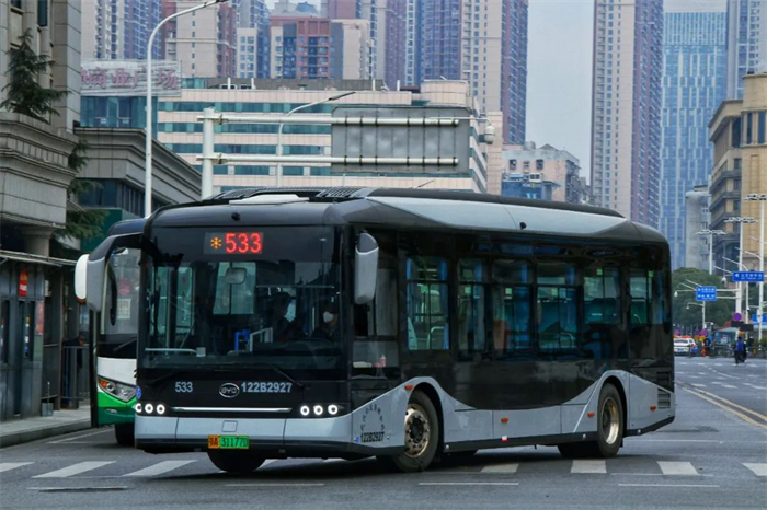 比亚迪纯电动公交车B10自2022年底投运武汉，目前已在旅游专线、通勤公交等场景高效运营，以绿色科技、全新设计融入这座英雄的城市。