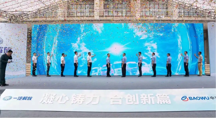 5月25日，以“凝心铸力，合创新篇”为主题的韶钢百辆解放J6P经典版大型交车仪式在韶关隆重举行。