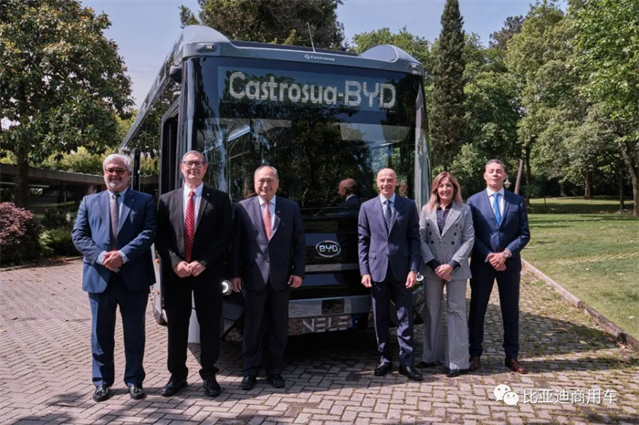 5月29日，比亚迪携手西班牙知名巴士制造商合作伙伴Castrosua推出的首款定制化12米纯电巴士在西班牙下线并首次亮相，标志着比亚迪在西班牙市场销售的大巴产品迈入本地化和定制化的新时代。