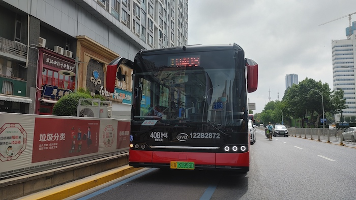 【第一商用车网 原创】比亚迪B10纯电动公交车给武汉带来了怎样的风景线？