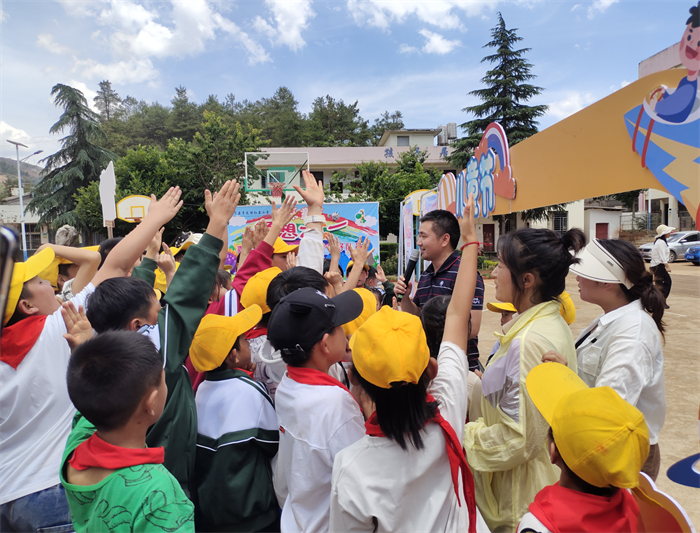 在“六一”儿童节之际，上汽红岩联合全国各地红岩小学同步开展“我有一个卡车梦”主题公益行动，与孩子们一起欢度六一，筑梦童年。