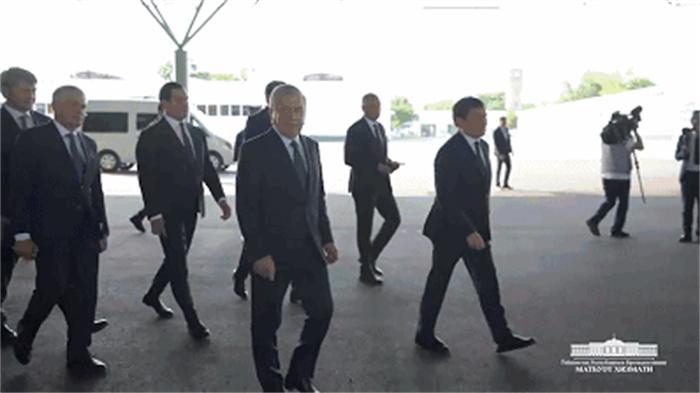 近日，乌兹别克斯坦总统沙夫卡特·米尔济约耶夫来到位于首都的塔什干公交公司，对7号公交车场进行了视察。随后，米尔济约耶夫总统还与市民共乘宇通客车，并分享了自己舒适的乘坐体验。