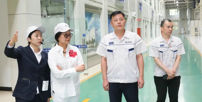中国机械工业企业管理协会副会长王洪艳一行来解放动力参观交流2.jpg