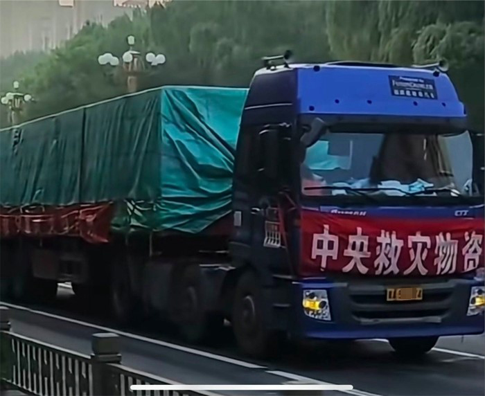 【第一商用车网 原创】灾难面前，许多商用车企业、物流企业及卡友们都积极加入救援行列，全力支持抢险救灾工作，留下了很多温暖人心的画面。