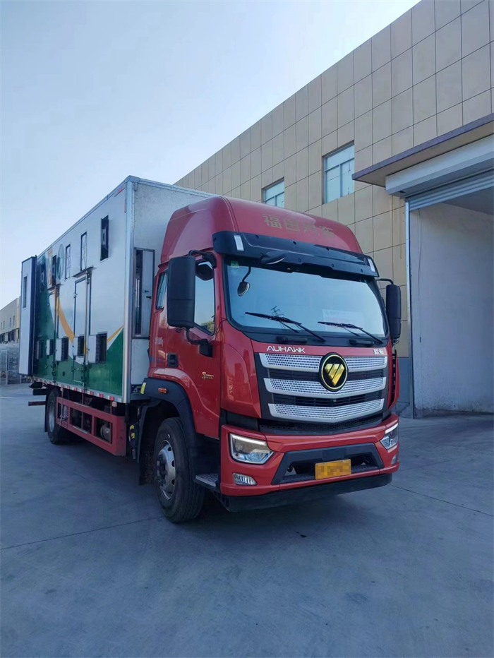 李师傅在接受记者采访时介绍：“我已经更换过两台车了，半年前又购买了一辆福田欧航R pro自动挡超级中卡，如果顺利的话，一年时间就可以轻松把车钱赚回来。”