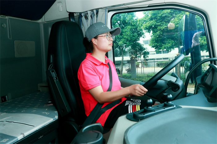 2023年8月18日，来自全国各地的优秀女性驾驶员代表齐聚巴蜀成都，正式开启沃尔沃卡车木兰训练营第二季。