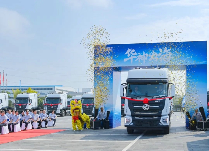 9月15日，十堰碧空万里，美景醉人。当天上午，东风特种商用车有限公司停车场上，道旗随风飘扬，员工欢欣鼓舞，华神出海启动仪式在这里隆重举行。