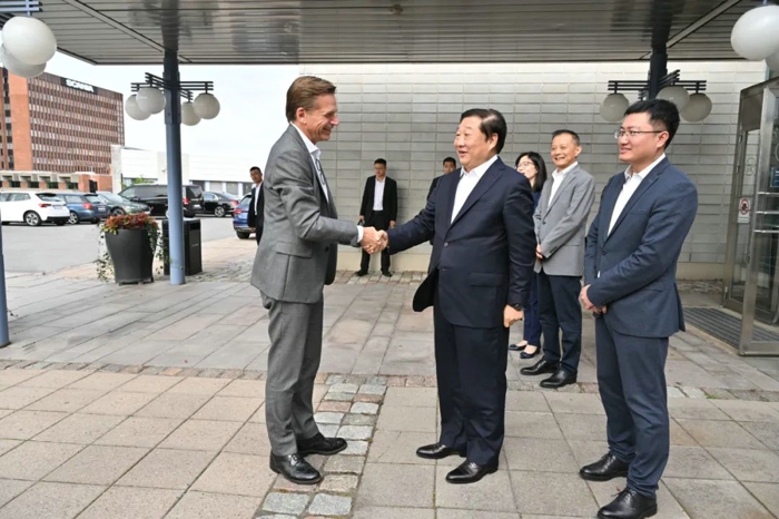 当地时间9月14日-15日，潍柴集团董事长、中国重汽集团董事长谭旭光率队赴瑞典斯德哥尔摩市、德国慕尼黑市访问斯堪尼亚商用车集团和曼恩集团，并与大众商用车传拓集团董事长兼CEO、斯堪尼亚商用车集团总裁兼CEO克里斯蒂安·莱温进行深入交流会谈。