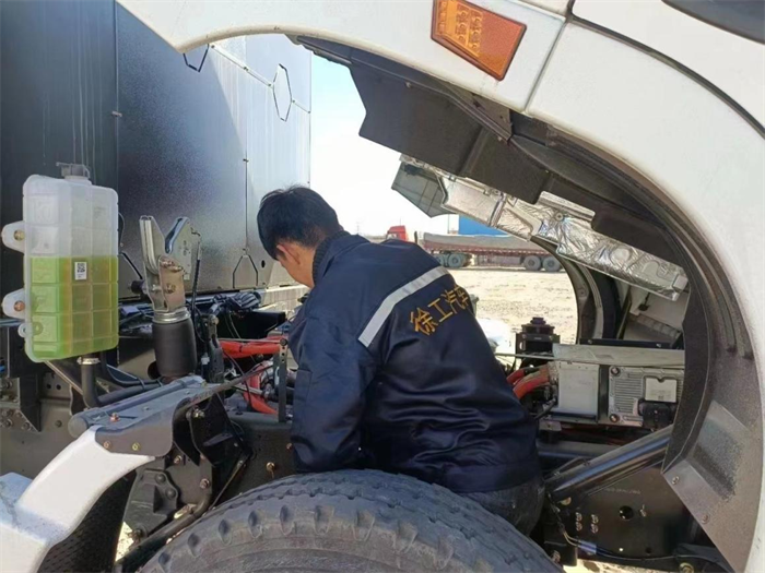 在政策与市场的双重驱动下，新能源重卡行情持续上扬，8月份创下今年月销量新高，共销售新能源重卡2939辆，同比上涨52.44%。徐州徐工新能源汽车有限公司（简称徐工新能源，下同）今年8月共销售新能源重卡556辆，同比去年8月（358辆）增长55.31%，销量横扫众多车企，夺得销量榜冠军。