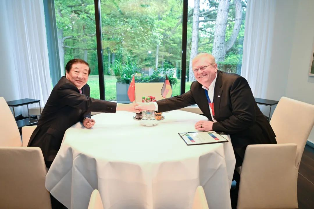 当地时间9月18日，潍柴动力与博世集团在德国斯图加特签署战略合作协议，潍柴集团董事长、潍柴动力董事长、CEO谭旭光与博世集团董事会主席史蒂凡:哈诵出席活动并见签，潍柴动力执行总裁王德成与博世智能交通中国区董事会总裁王伟良代表双方签署战略合作协议。