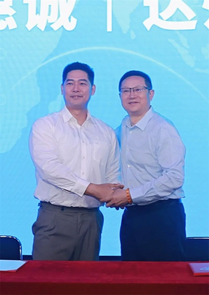 9月15日，“新营销 新物流 新未来”东风商用车有限公司经销网络物流转型合作签约仪式暨首批车辆交付仪式在品牌体验中心举行，助力网络跨界转型，赋能经销网络从“汽车贸易商”转型成为“物流运营商”。