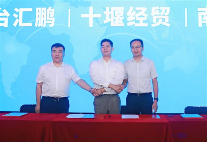 9月15日，“新营销 新物流 新未来”东风商用车有限公司经销网络物流转型合作签约仪式暨首批车辆交付仪式在品牌体验中心举行，助力网络跨界转型，赋能经销网络从“汽车贸易商”转型成为“物流运营商”。