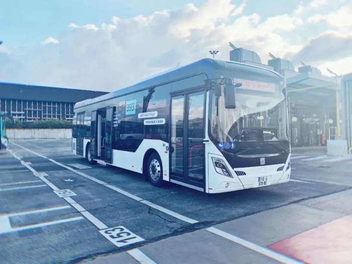 中车电动智能驾驶公交车在法国载客试运营4.jpg