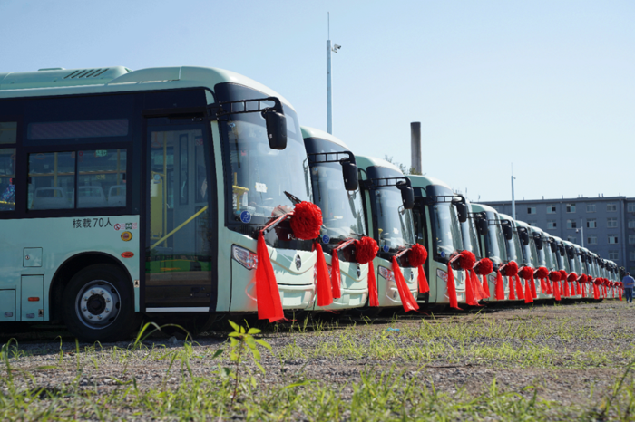 近日，福田欧辉客车将80台全新的BJ6851纯电动城市客车交付北京万佳通客运有限公司，这批客车将被应用于昌平区域内的客运路线，为市民提供便利、快捷、绿色的出行服务。在公共领域交通全面电动化的浪潮中，福田欧辉客车再次以其独特的创新能力和领先的技术，为北京城市公共交通体系的绿色升级贡献了力量。