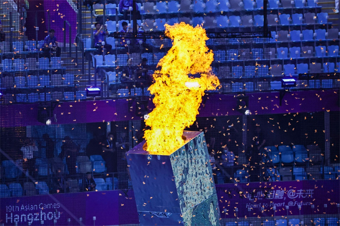 9月23日，第19届亚洲运动会开幕式在杭州举行，主火炬采用甲醇燃料点燃，这是由吉利控股集团全球首创的零碳甲醇火炬燃料。