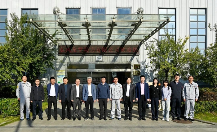 行业大V走进东风商用车，点赞东风龙擎5G+智能制造应用.jpg