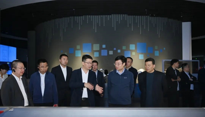 行业大V走进东风商用车，点赞东风龙擎5G+智能制造应用3.jpg