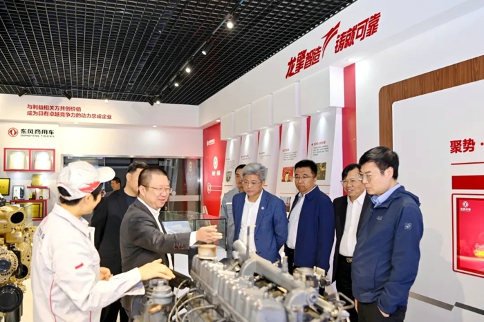 行业大V走进东风商用车，点赞东风龙擎5G+智能制造应用5.jpg