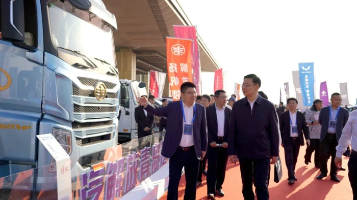 李胜出席青岛市新能源汽车产业链供需对接大会并与7家企业签约3.jpg