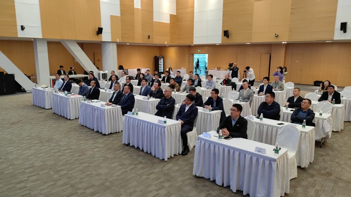 11月1日上午，贞元车轮联合韩国浦项发布了全球最轻28公斤重卡车轮。中国汽车工业协会副总工程师许海东、一汽解放、东风商用车、北汽福田、中国重汽、陕汽集团、大运重卡、华菱汽车等企业代表以及贞元车轮董事长胡爱君、韩国浦项中国区总代表、浦项中国董事长兼总经理宋荣三先生等参加会议。