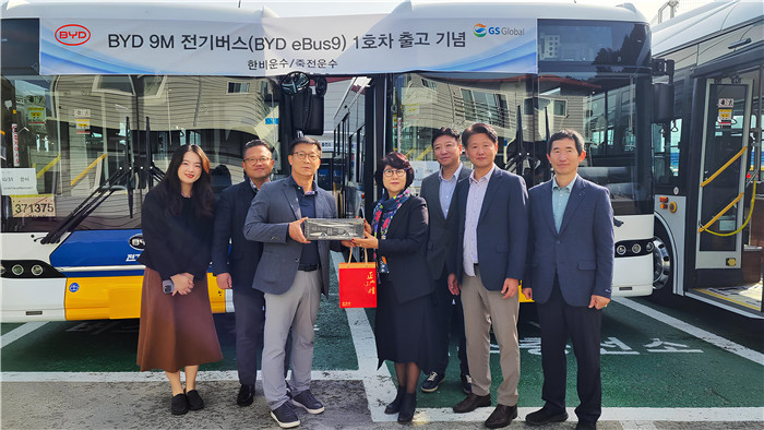 10月31日，比亚迪韩国分公司正式在韩国市场推出了BYD eBus9纯电动大巴车型,并在位于京畿道龙仁的韩非运输场站举行了纪念该车型的1号车辆交付仪式。比亚迪韩国分公司代表、比亚迪商用车的官方进口商GS Global负责人及韩非运输负责人出席了本次活动。 