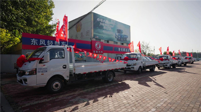 山东寿光是全国最大的蔬菜基地，富饶的土地记录着当地菜农日以继夜的辛勤耕耘，农贸上一片欣欣向荣。在当地，800多家合作社成为了农田与市场的关键连接点，其中约三分之一的合作社已配备两到三台拉菜专用车。东风轻型车将目光聚集在果蔬农贸应用场景上，倾情推出了东风途逸拉菜专用版，为当地果蔬农贸运输提供了完美的解决方案。