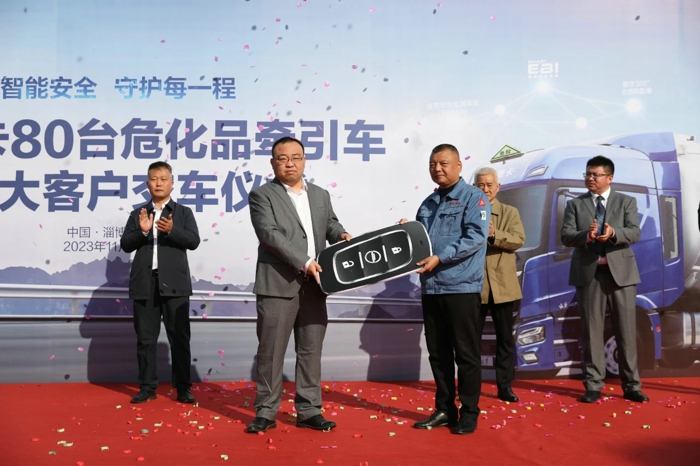 80台北京重卡危化品牵引车交付淄博大客户.jpg