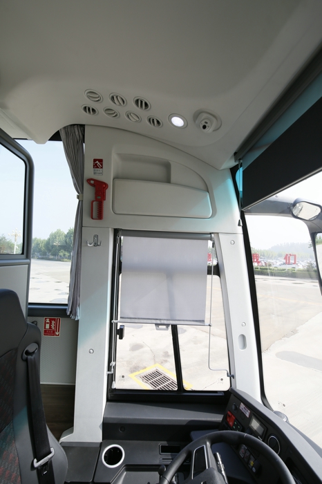 驾驶员侧窗处设计有遮阳帘，头顶处设计有储物槽及出风口，保障了驾驶舒适度.jpg