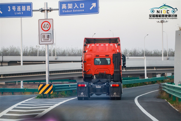 东风柳汽乘龙携旗下乘龙H7牵引车出战自动驾驶组比赛，凭借优异的表现荣获“年度智能驾驶创新奖”，展现了东风柳汽在商用车干线物流自动驾驶方面的最新成果。