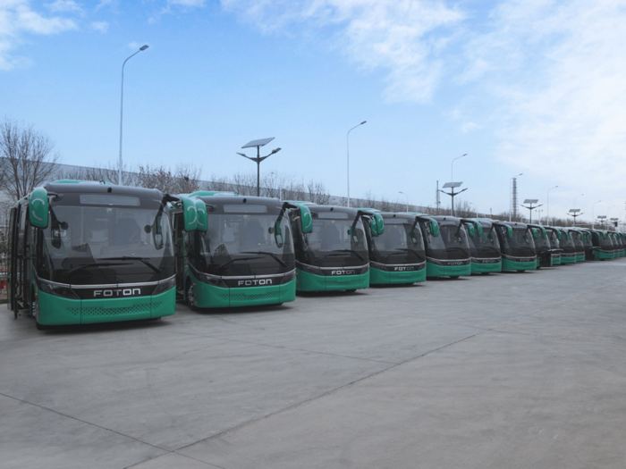 在新春佳节到来的喜庆氛围中，400台福田欧辉新型通学车交付北京公交，其规模创造了全国通学车交付之最。作为推广通学车的生动应用实践，此次批量交付的新型车型覆盖12米级（大）、8米级（中）以及6米级（小）三种尺寸，在“安全、环保、美观、智慧、舒适”五大领域实现快速迭代和全面进阶，彰显了福田欧辉在通学场景下的创新设计理念和领先技术实力。