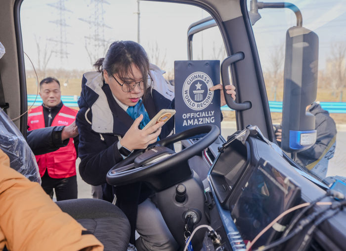 3月11日，“昂首拓途鉴真龙” 挑战吉尼斯世界纪录活动在郑州举行，宇通轻卡向电动厢式轻卡单次满电行驶最远距离发起挑战。