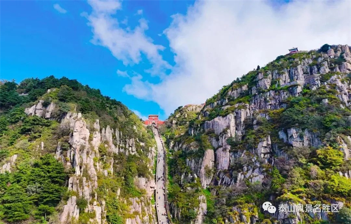 近日，中通客车新一批纯电动景区定制客车成功交付泰山景区客运，再次推动了泰山景区客运交通定制化、电动化进程，为全国景区客运的转型发展树立了样板工程。