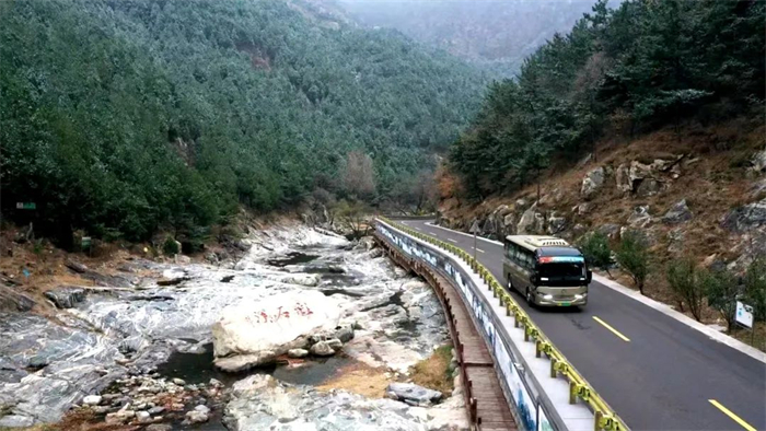 近日，中通客车新一批纯电动景区定制客车成功交付泰山景区客运，再次推动了泰山景区客运交通定制化、电动化进程，为全国景区客运的转型发展树立了样板工程。