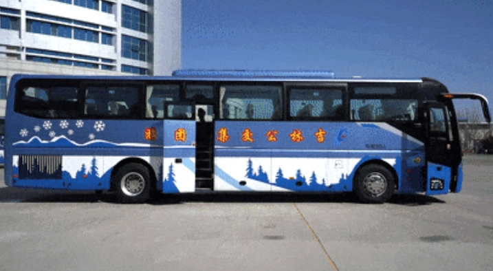 雪衣覆上群山，雾凇挂满枝头，松花江穿城而过……吉林市，一座具有北国特色的旅游城市，也是全国唯一一个与省同名的城市。近日，批量中通纯电动旅游大巴再次交付吉林市公交集团，赋能“北国江城”冰雪经济发展。