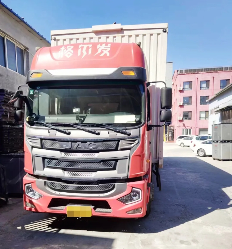 在繁忙的北京周边零部件运输市场中，一辆性能卓越的载货车，对于物流企业而言，无疑是一把开启成功之门的金钥匙。对于钱老板来说，他的这把金钥匙，就是那辆动力强劲、舒适便捷的江淮格尔发4×2载货车。