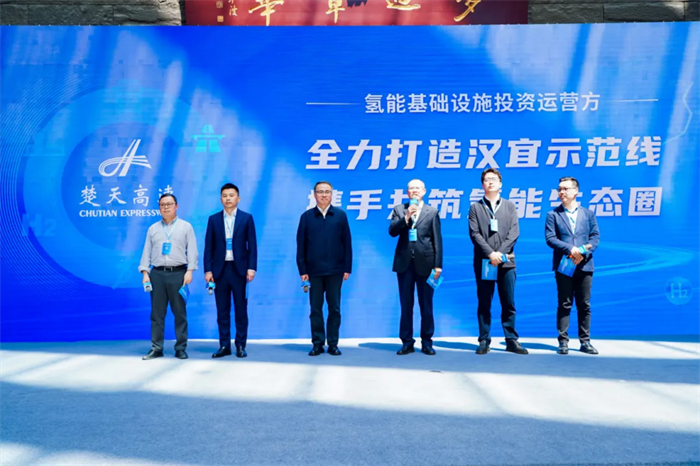东风氢动楚天舒，零碳生态创未来。3月30日，一场标志着我国氢能产业迈向商业化新阶段的盛会在湖北沪渝高速潜江服务区北区隆重举行。东风商用车携手湖北省交通投资集团有限公司（简称“湖北交投”）共同打造的汉宜氢能示范线正式启动。