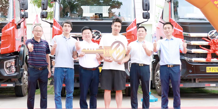 春雷行动持续引爆，多款红岩车型走进市场，为用户带来了更多更好的运输选择。此次上汽红岩杰虎H6 M10牵引车新品推荐会在广东圆满结束，并在现场完成批量交付。当下市场竞争激烈，重卡行业面临着运费低、油价高、营运成本高等一系列挑战，这些问题不仅影响着企业的运营收益，更牵动着每一位从业者的心。面对运载质量重、运输频率高等运输需求，上汽红岩杰虎H6 M10以优秀的综合性能得到了用户和市场的认可