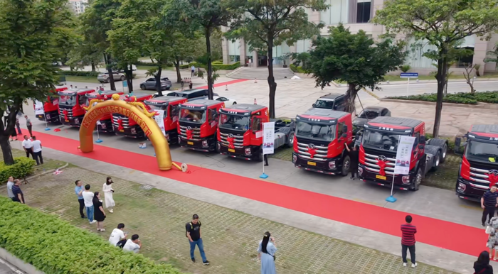 春雷行动持续引爆，多款红岩车型走进市场，为用户带来了更多更好的运输选择。此次上汽红岩杰虎H6 M10牵引车新品推荐会在广东圆满结束，并在现场完成批量交付。当下市场竞争激烈，重卡行业面临着运费低、油价高、营运成本高等一系列挑战，这些问题不仅影响着企业的运营收益，更牵动着每一位从业者的心。面对运载质量重、运输频率高等运输需求，上汽红岩杰虎H6 M10以优秀的综合性能得到了用户和市场的认可