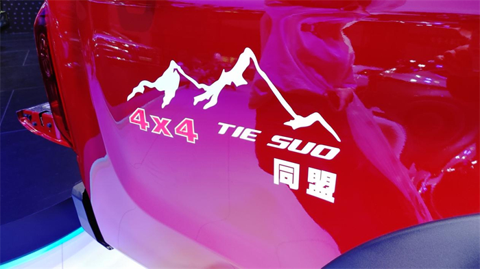 【第一商用车网 原创】2024北京车展上，江淮皮卡展出了一款硬派越野皮卡，最重要的还是原厂改装。